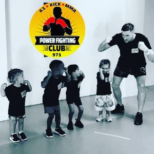 Dès 3 ans, les très jeunes fighters apprennent les règles, l'équilibre et la coordination